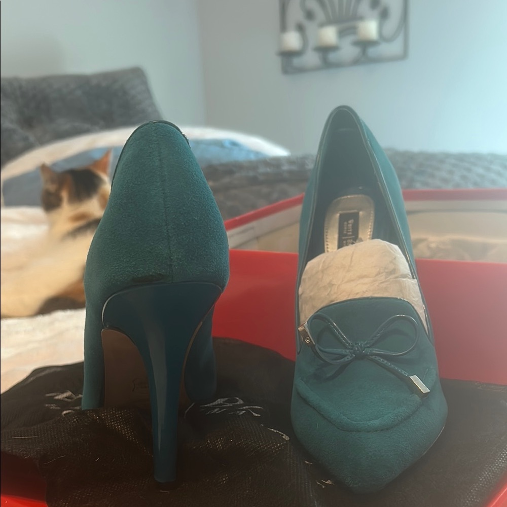 White House Black Market blue heels classic look. Like new!